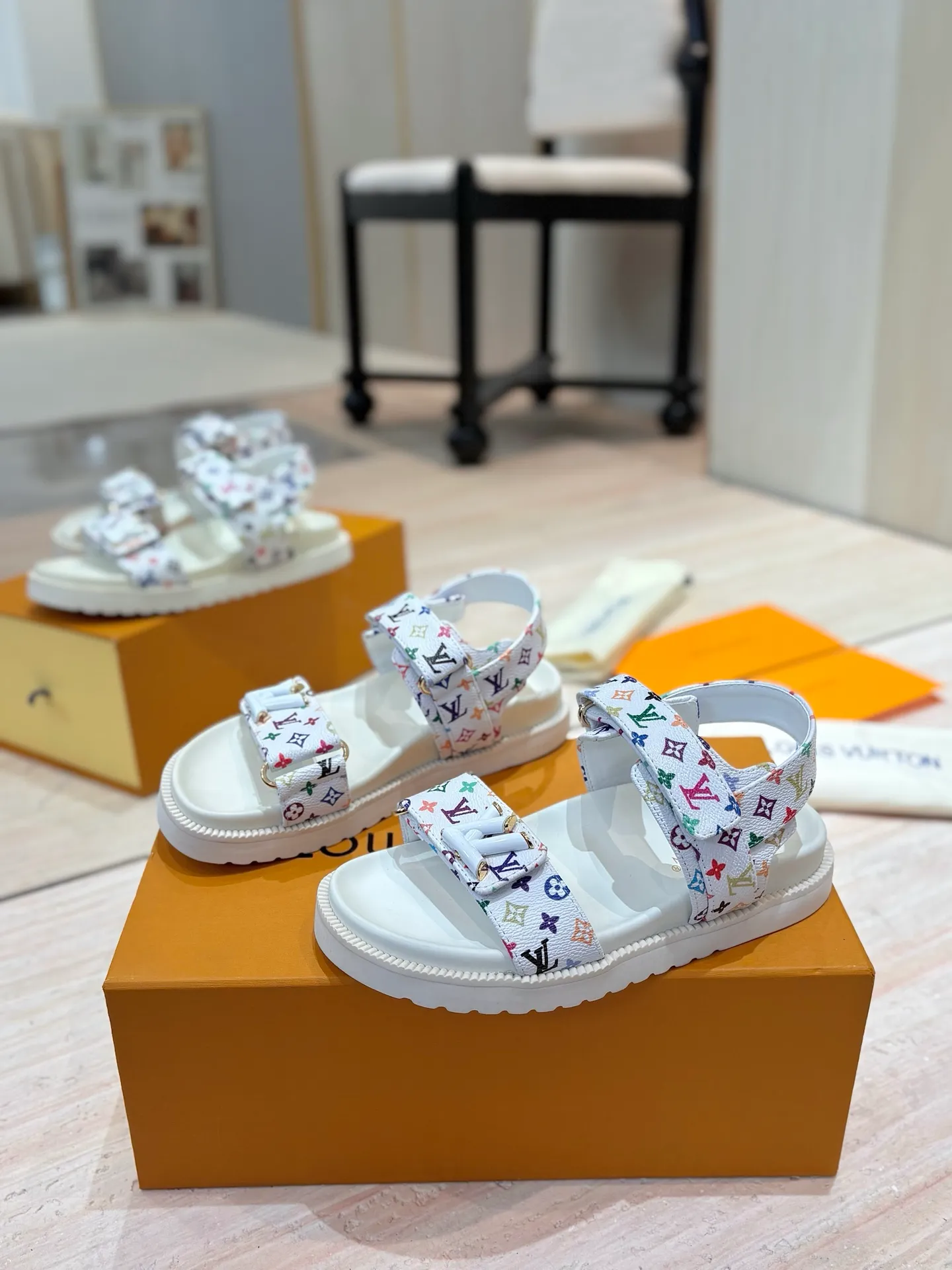 👟👟Ex-factory price 460👟👟 LV 2025 spring and summer new products 🥰 Popular LV donkey brand counters Embossed logo embossed sandals This Pool Pillow Comfort flat sandals are made of technical fabrics and use high-frequency embossing technology to reinterpret the Monogram pattern. Soft padded upper with adjustable Velcro, comfortable and tough insole adds harmonious colors 👍New hard goods, purchasing agent level! Full of high-end feel! A popular model among bloggers at home and abroad, it’s retro and fashionable and looks amazing on your feet! The official website's main recommendation 👍👍 ✅ Upper: waterproof special original fabric ✅ Inner lining: imported mixed sheepskin ✅ Outsole: original molded foam outsole ✅ Number of sizes: women's size 35-45 (women's size 41 men's 38.45, custom-made, non-refundable) ✅ Packaging: full set of drawer boxes ​